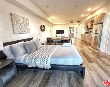 723 S St Andrews Place - Photo Thumbnail 7