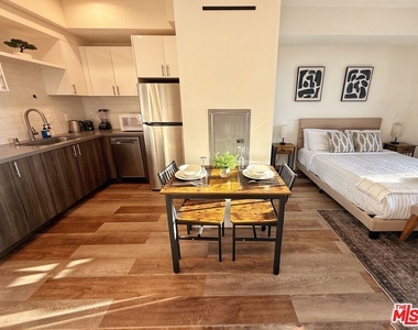 723 S St Andrews Place - Photo Thumbnail 9