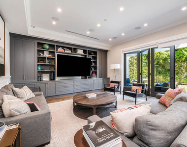 4268 Colbath Avenue - Photo Thumbnail 9