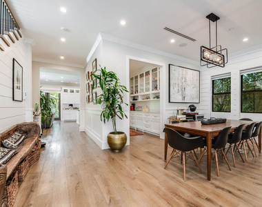 4268 Colbath Avenue - Photo Thumbnail 5