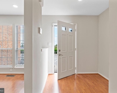 1004 Dartmouth Glen Way - Photo Thumbnail 3