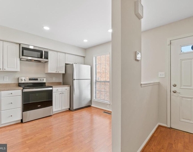 1004 Dartmouth Glen Way - Photo Thumbnail 4