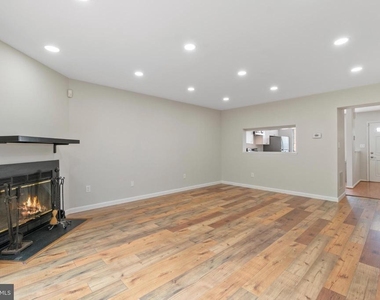 1004 Dartmouth Glen Way - Photo Thumbnail 9