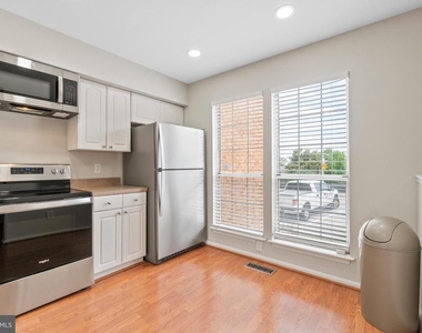 1004 Dartmouth Glen Way - Photo Thumbnail 6