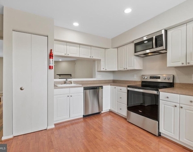 1004 Dartmouth Glen Way - Photo Thumbnail 8