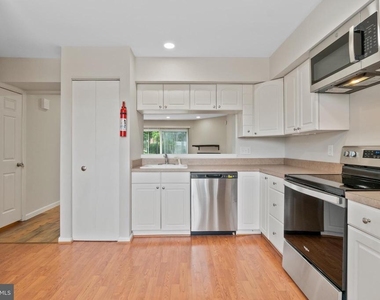 1004 Dartmouth Glen Way - Photo Thumbnail 7