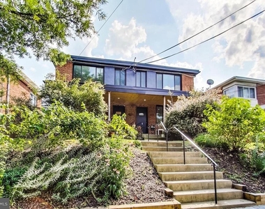 213 Hawaii Avenue Ne - Photo Thumbnail 3