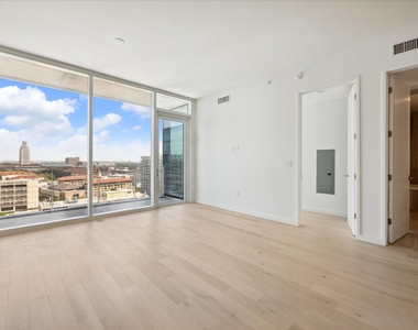 313 W 17th St - Photo Thumbnail 1
