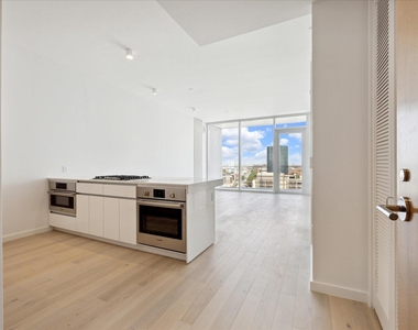 313 W 17th St - Photo Thumbnail 2