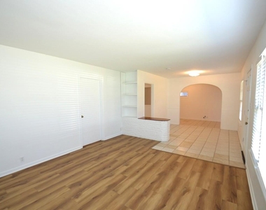 1211 Ridgemont Dr - Photo Thumbnail 2