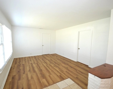 1211 Ridgemont Dr - Photo Thumbnail 1