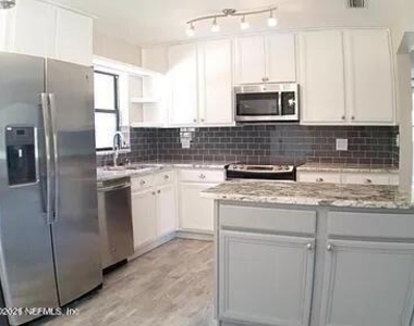 1012 N 6th Avenue - Photo Thumbnail 2