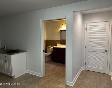 1012 N 6th Avenue - Photo Thumbnail 13