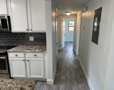 1012 N 6th Avenue - Photo Thumbnail 5