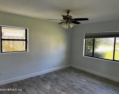 1012 N 6th Avenue - Photo Thumbnail 9