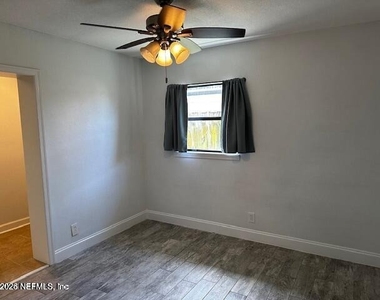 1012 N 6th Avenue - Photo Thumbnail 10