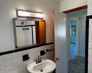 1012 N 6th Avenue - Photo Thumbnail 7