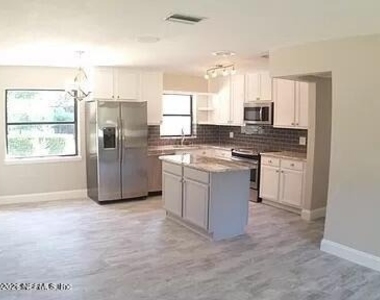 1012 N 6th Avenue - Photo Thumbnail 4
