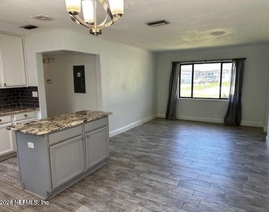 1012 N 6th Avenue - Photo Thumbnail 3