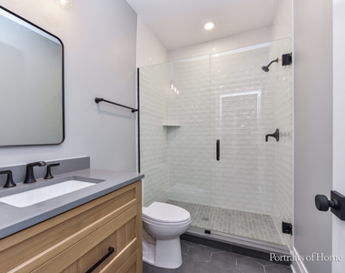 2135 N Lakewood Avenue - Photo Thumbnail 24