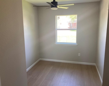 2627 32nd Avenue N - Photo Thumbnail 9