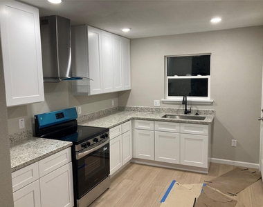 2627 32nd Avenue N - Photo Thumbnail 2