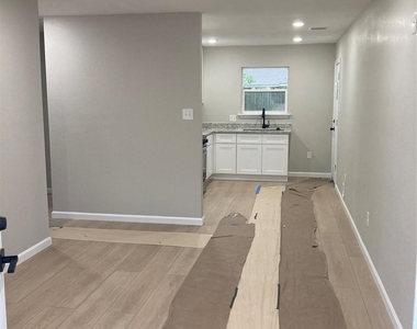 2627 32nd Avenue N - Photo Thumbnail 1