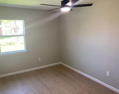 2627 32nd Avenue N - Photo Thumbnail 6