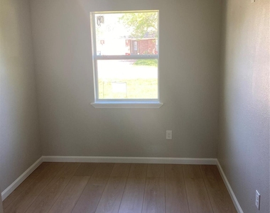 2627 32nd Avenue N - Photo Thumbnail 8