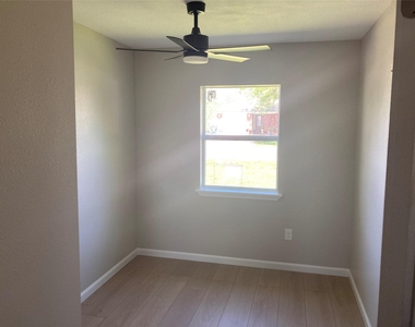 2627 32nd Avenue N - Photo Thumbnail 10