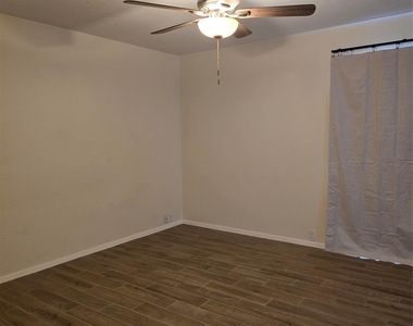 2101 Fountain View Drive - Photo Thumbnail 11