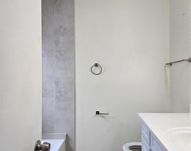 2101 Fountain View Drive - Photo Thumbnail 12
