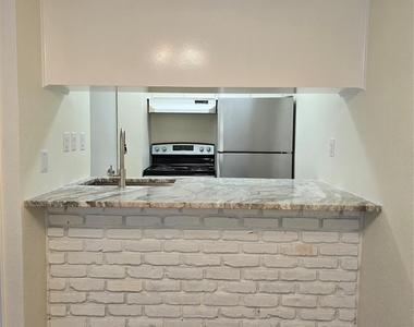 2101 Fountain View Drive - Photo Thumbnail 7