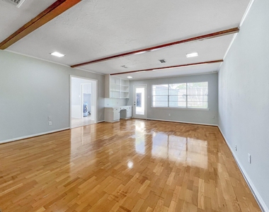 9206 Sharpview Drive - Photo Thumbnail 7
