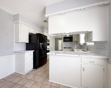 9206 Sharpview Drive - Photo Thumbnail 13