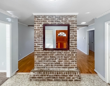 9206 Sharpview Drive - Photo Thumbnail 5