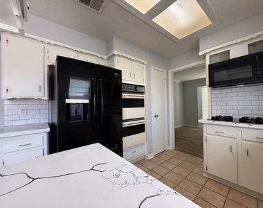 9206 Sharpview Drive - Photo Thumbnail 12