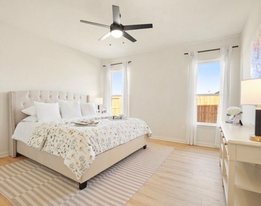 10726 Sky Creek Lane - Photo Thumbnail 7