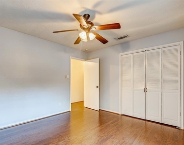 7350 Kirby Drive - Photo Thumbnail 11