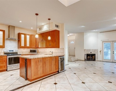 7350 Kirby Drive - Photo Thumbnail 6