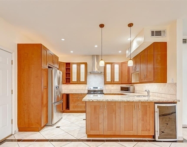 7350 Kirby Drive - Photo Thumbnail 3