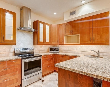 7350 Kirby Drive - Photo Thumbnail 4