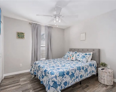 2705 Sw 11th Place - Photo Thumbnail 12