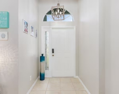 2705 Sw 11th Place - Photo Thumbnail 2