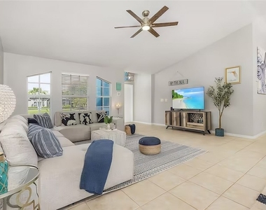 2705 Sw 11th Place - Photo Thumbnail 4