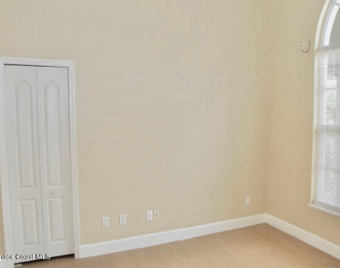915 Starling Way - Photo Thumbnail 5