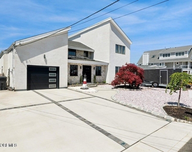 385 Aldo Drive - Photo Thumbnail 4