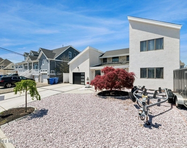 385 Aldo Drive - Photo Thumbnail 3