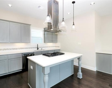 2601 La Altura Lane - Photo Thumbnail 8