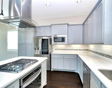 2601 La Altura Lane - Photo Thumbnail 9